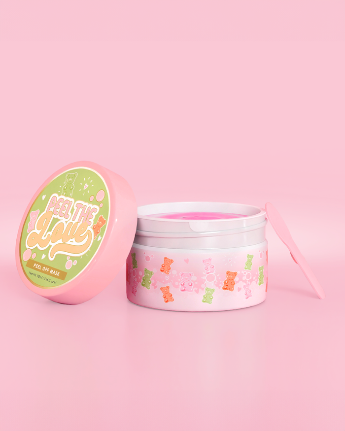 Contenedor rosa con diseño de osito de caramelo sobre fondo rosa