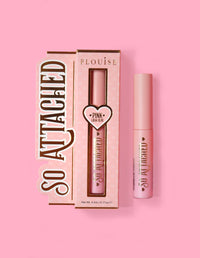 P.Louise So Attached Lash Glue embalagem do produto e o próprio tubo de cola, colocado sobre fundo rosa.