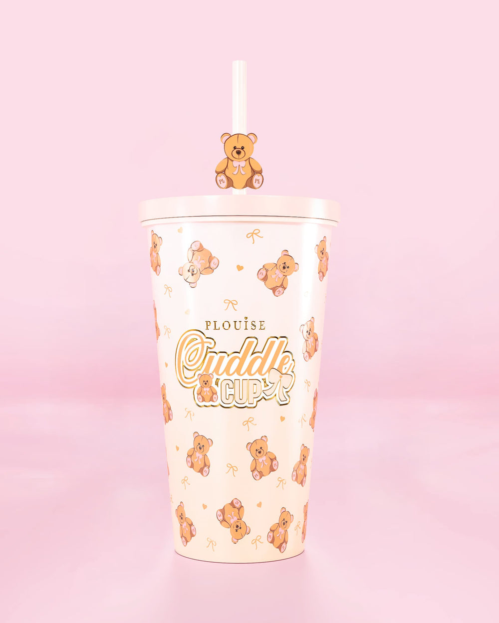 Vaso de acero con pajita y diseño de osito de peluche con texto 'Cuddle Cup' sobre fondo rosa