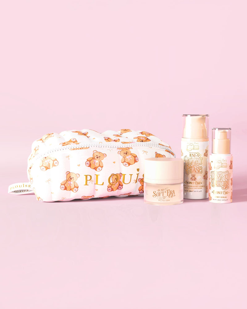 Una imagen del kit básico de cuidado de la piel Softest Touch de P.Louise con una bolsa de maquillaje y cuidado de la piel con un osito de peluche con estampado grande y 3 productos para el cuidado de la piel sobre un fondo rosa.