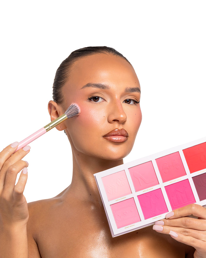 De volta aos negócios, criou uma paleta de blush diferente