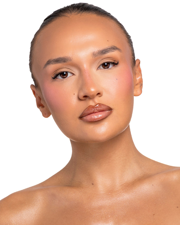 De volta aos negócios, criou uma paleta de blush diferente
