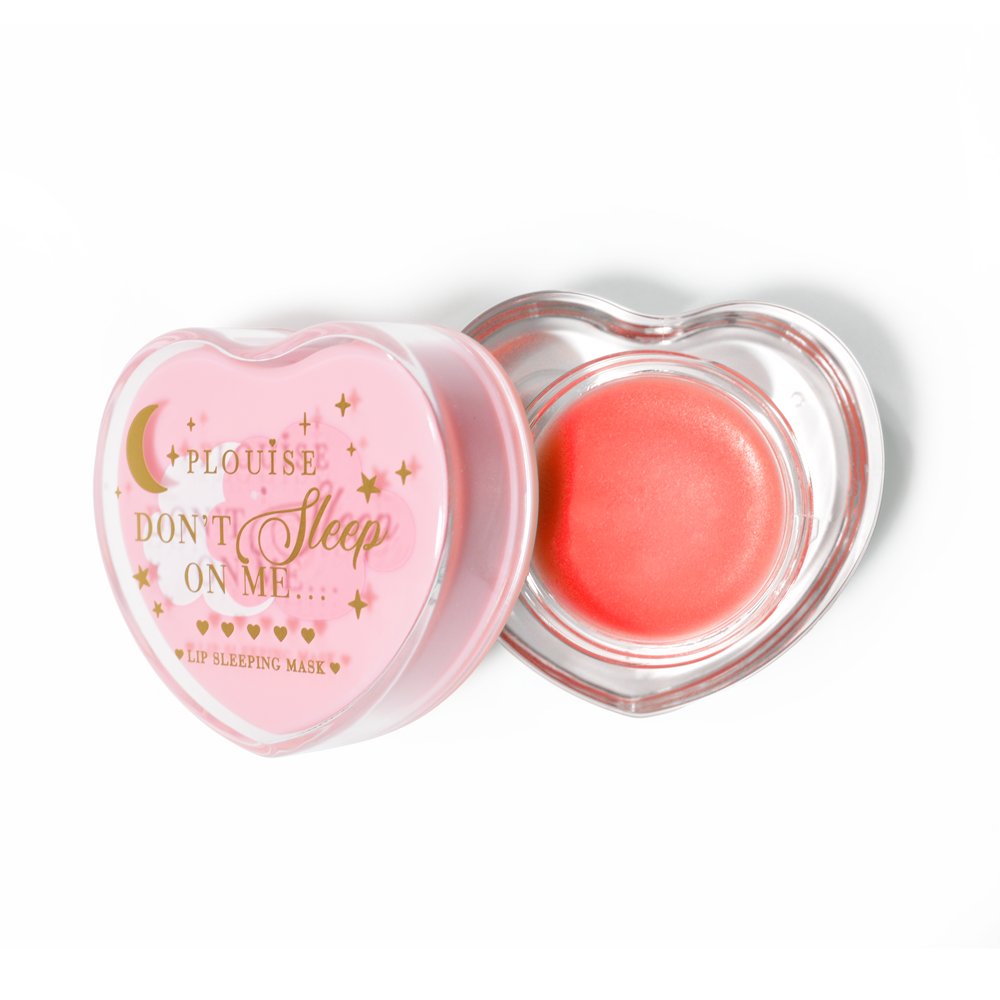 Máscara para dormir con labios en forma de corazón rosa con la tapa abierta sobre un fondo blanco
