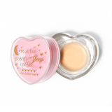 Máscara para dormir con labios en forma de corazón rosa con la tapa abierta sobre un fondo blanco