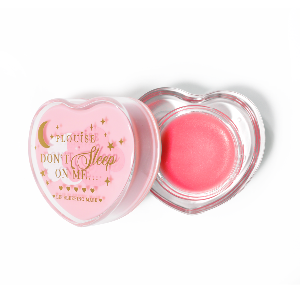 Máscara para dormir con labios en forma de corazón rosa con la tapa abierta sobre un fondo blanco