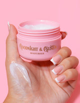 Uma mão segurando um frasco rosa de P.Louise Goodnight & Glisten Gel Moisturizer com um pouco de hidratante visível no.e