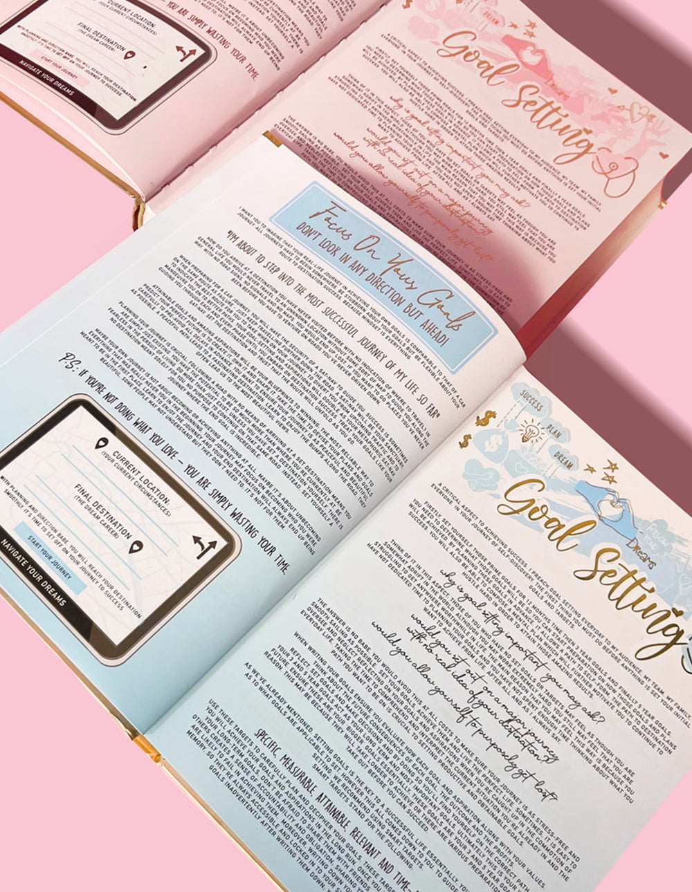 Um diário inspirador com várias páginas visíveis, mostrando seções sobre definição de metas e outros tópicos de desenvolvimento, com fundo rosa.