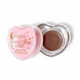 Máscara para dormir con labios en forma de corazón rosa con la tapa abierta sobre un fondo blanco